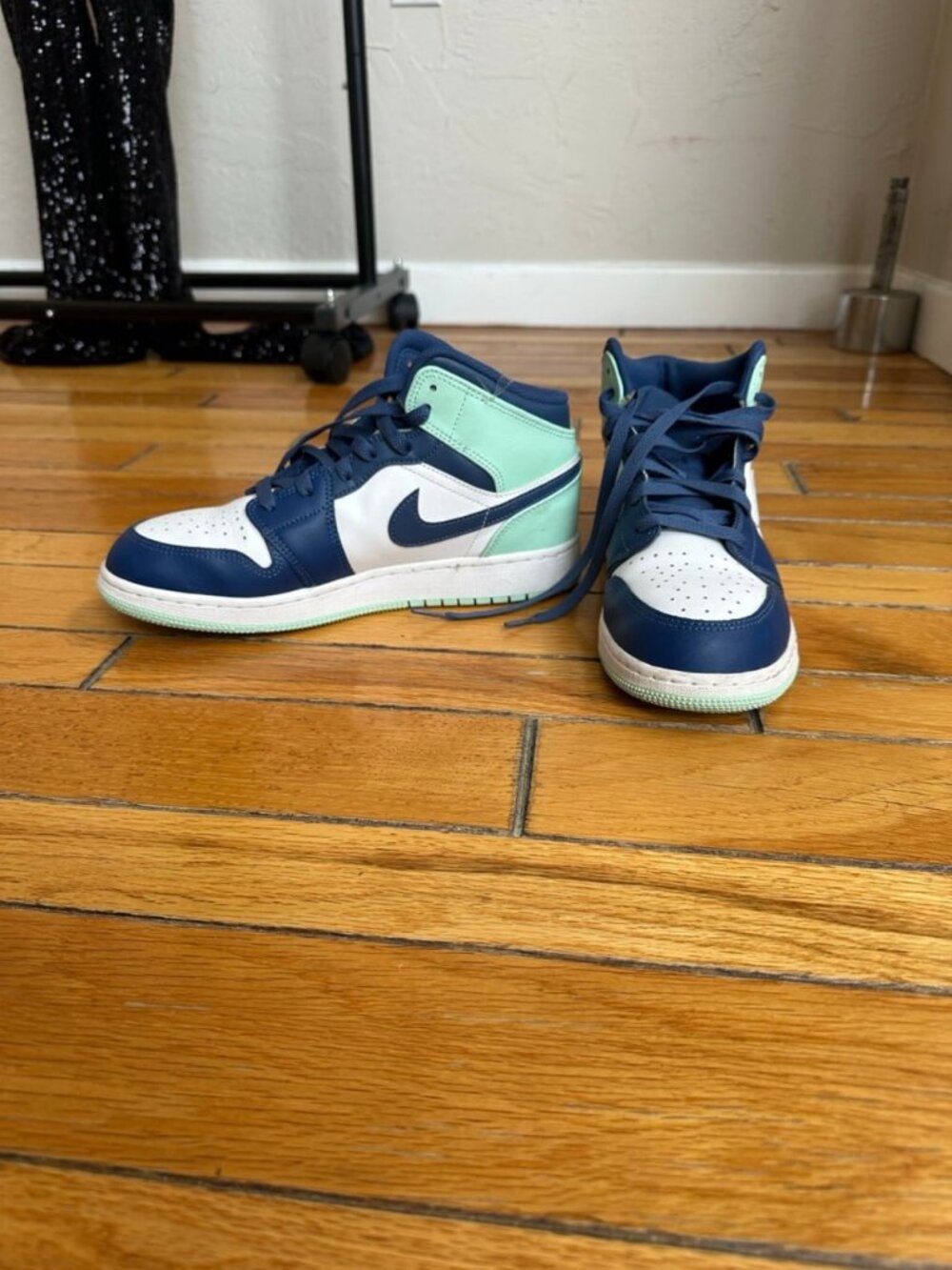 Nike Air Jordan 1 Mid Navy Mint Sneakers